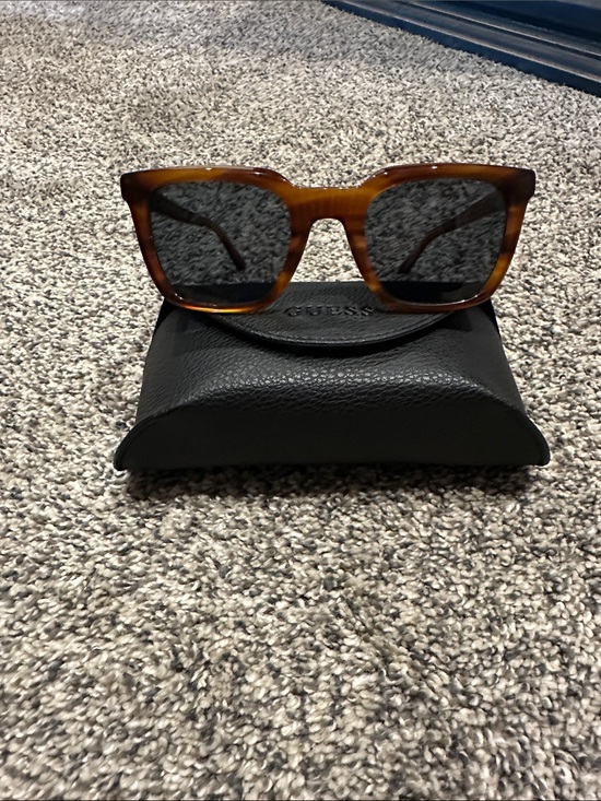 Guess Accessories - 😎NWOT Guess Tortoiseshell Sunglasses with Black Lenses